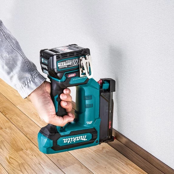 Makita Tools Makita 40V Max XGT Brushless Cordless Pin Nailer Kit, 23 Ga. (2.5Ah) GTP01D1 - Image 4