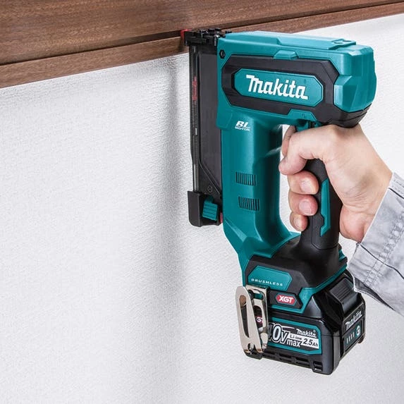 Makita Tools Makita 40V Max XGT Brushless Cordless Pin Nailer Kit, 23 Ga. (2.5Ah) GTP01D1 - Image 3